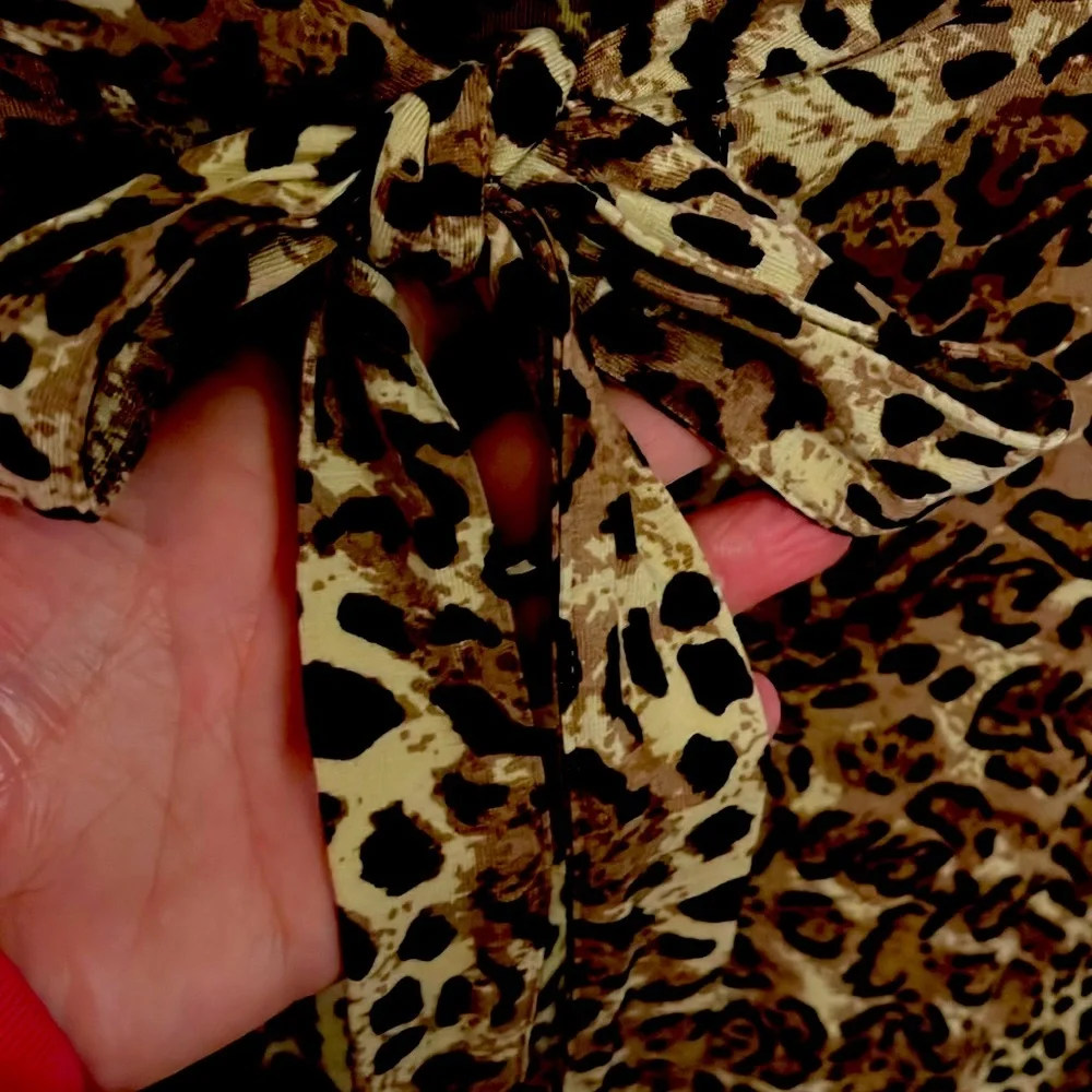 💙F&F Womens Leopard Print size 8 blouse. 96% Viscose, 4% Elastane very soft, EUC - Picture 4 of 4